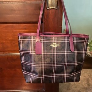 COACH Tote—-VGC—-minor blemish on bottom corners as posted, otherwise like new….